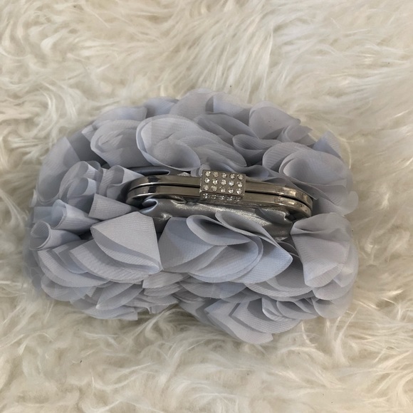 RUFFLE CLUTCH - Picture 7 of 8